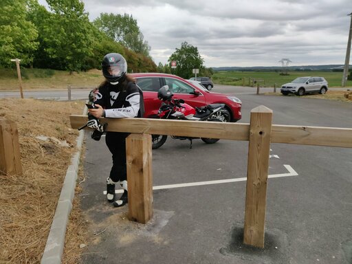 [Le poussinet devant ma moto]