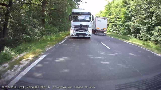 [Image enregistrée par la dashcam arrière 2018-06-29T15:41:48+02:00]