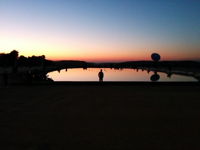 [Versailles au coucher du soleil: le poussinet devant le bassin sud]