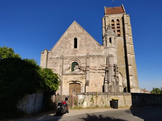 [Moto devant une église]
