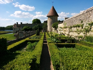 [Jardin en bord d'un château]