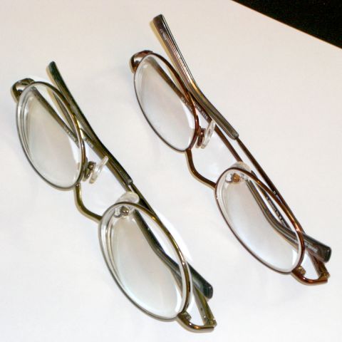 [Deux paires de lunettes]