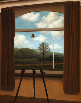 [Tableau de René Magritte représentant un tableau sur son chevalet, devant une fenêtre, le paysage du tableau dans le tableau se confondant parfaitement avec le paysage derrière la fenêtre]