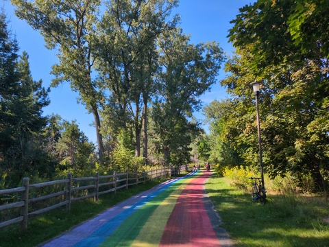 [Une route peinte en arc-en-ciel]